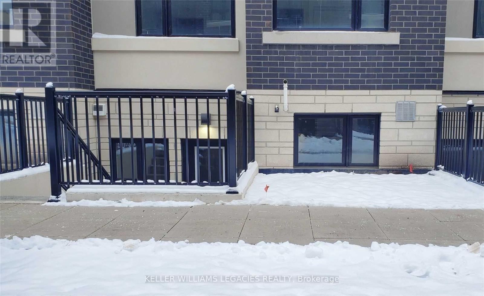 818 - 1133 Cooke Boulevard, Burlington, Ontario  L7T 0C3 - Photo 3 - W12041158
