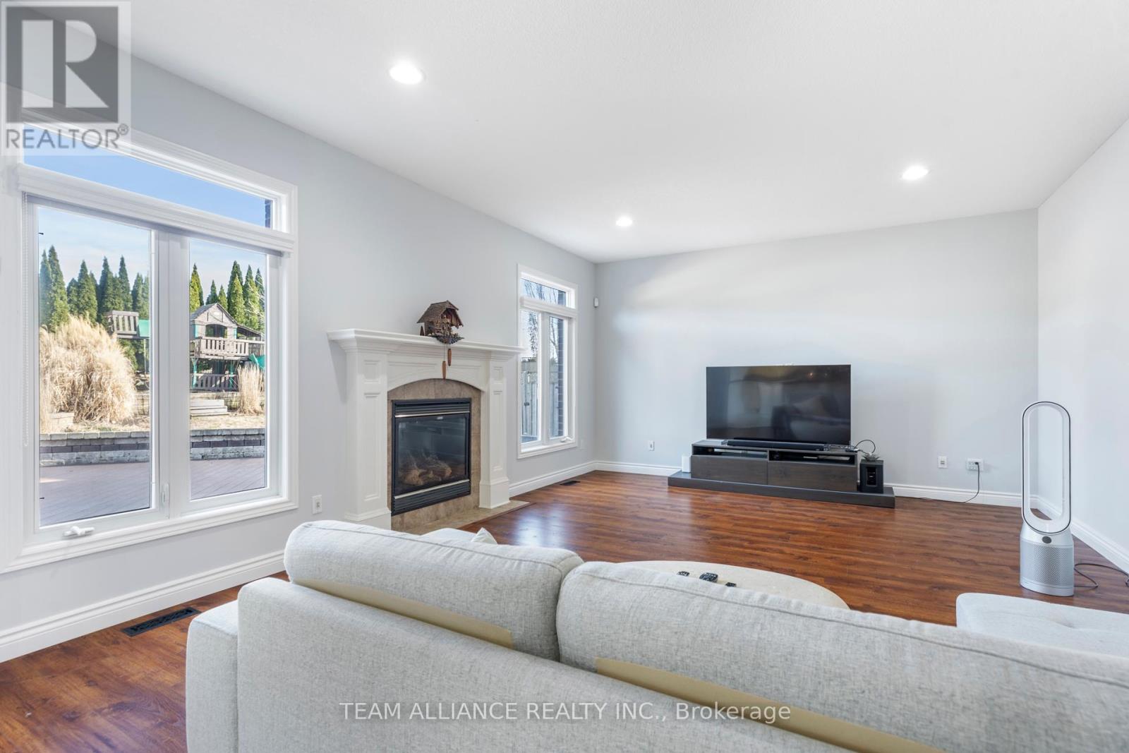Photo 11 of 48 for 2114 Riverbend Road W