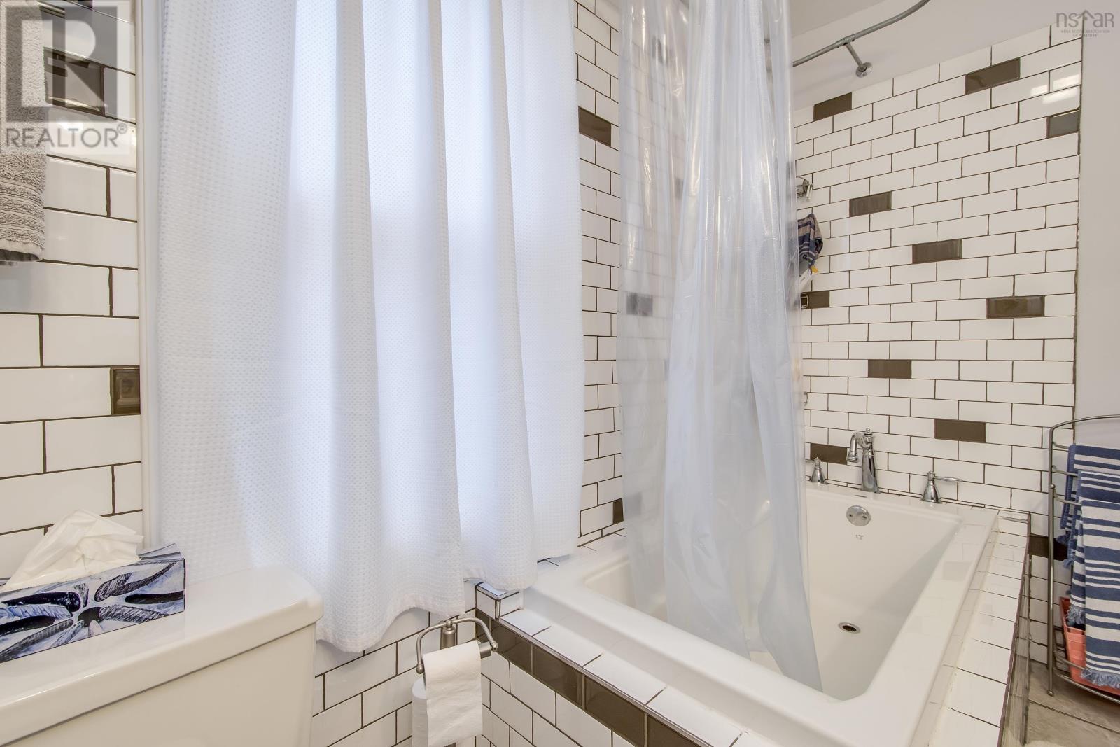 31 Maple Street, Bridgewater, Nova Scotia  B4V 2E2 - Photo 36 - 202505784