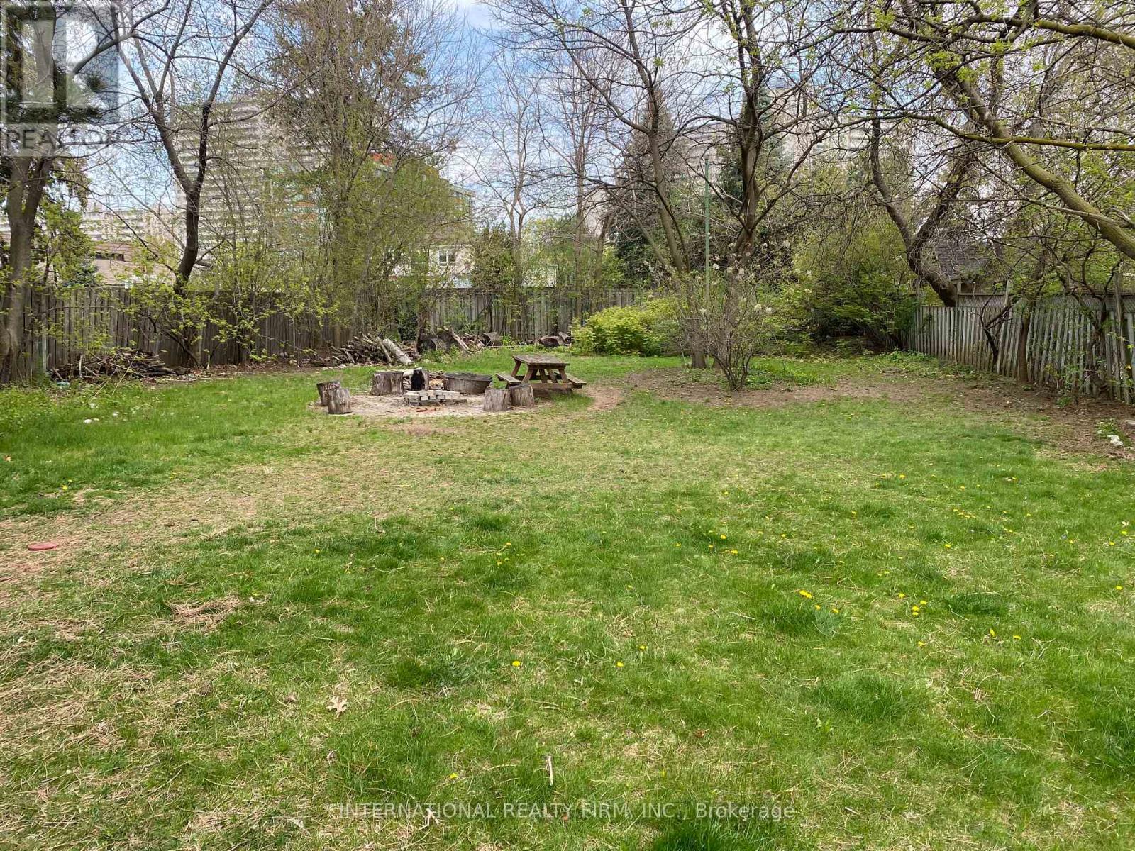 2143 Grange Drive, Mississauga, Ontario  L5B 1P4 - Photo 5 - W12041225