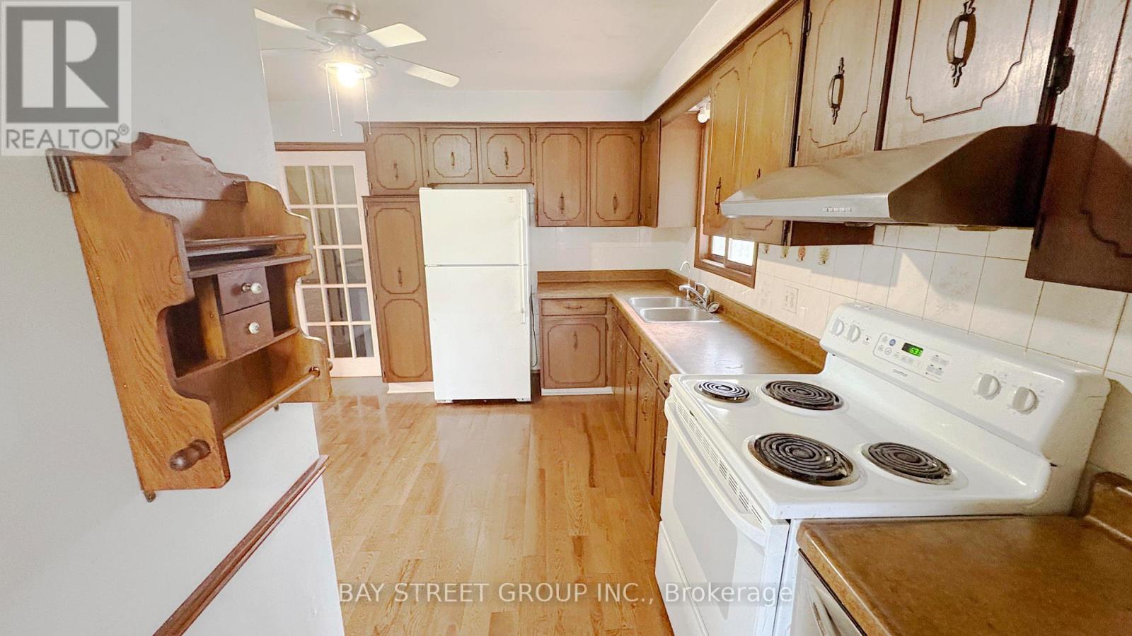 28 Roehampton Avenue, St. Catharines, Ontario  L2M 7K7 - Photo 4 - X12041246