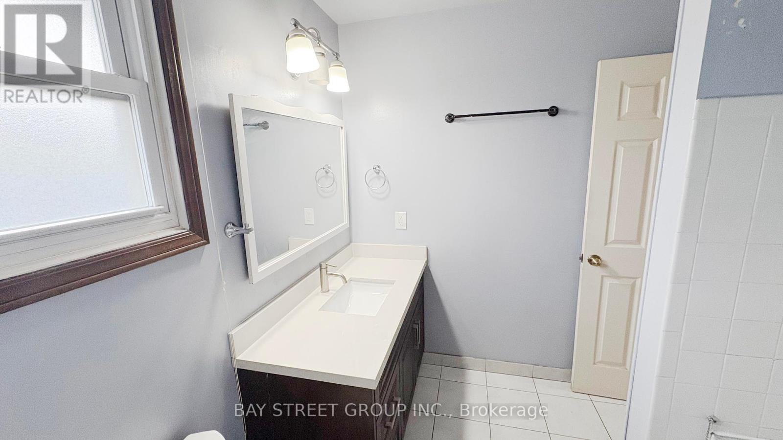28 Roehampton Avenue, St. Catharines, Ontario  L2M 7K7 - Photo 9 - X12041246