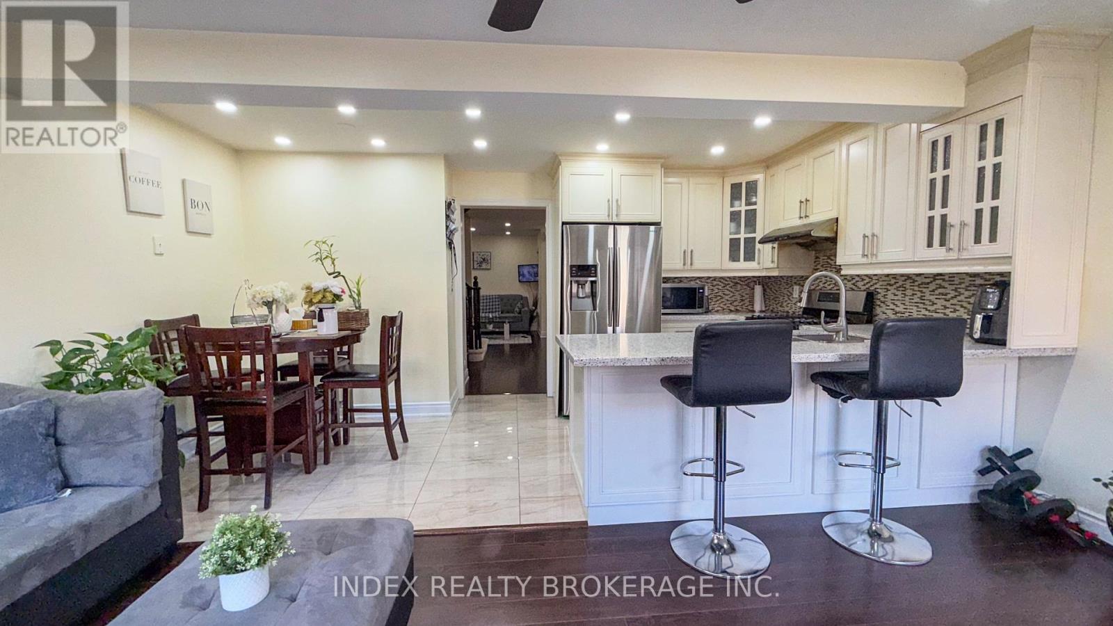 19 Garibaldi Drive, Brampton, Ontario  L6X 4Y7 - Photo 8 - W12041344