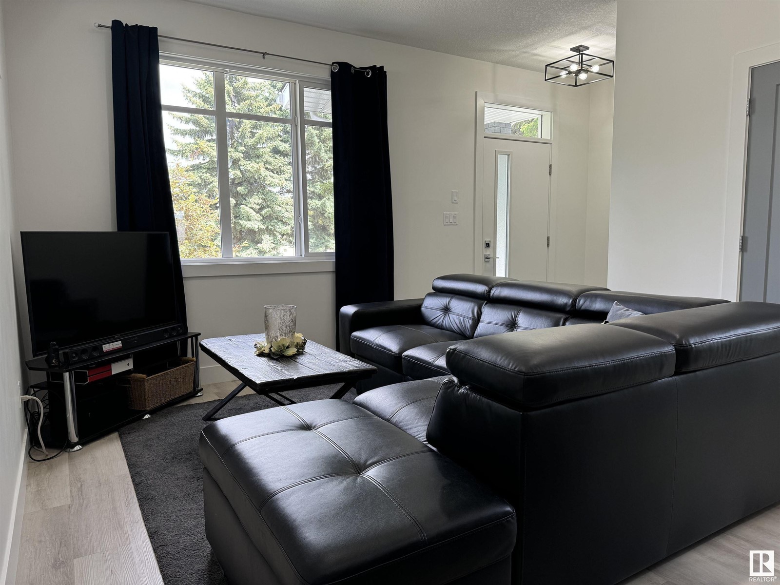 Property at 10437 52 AV NW image 3