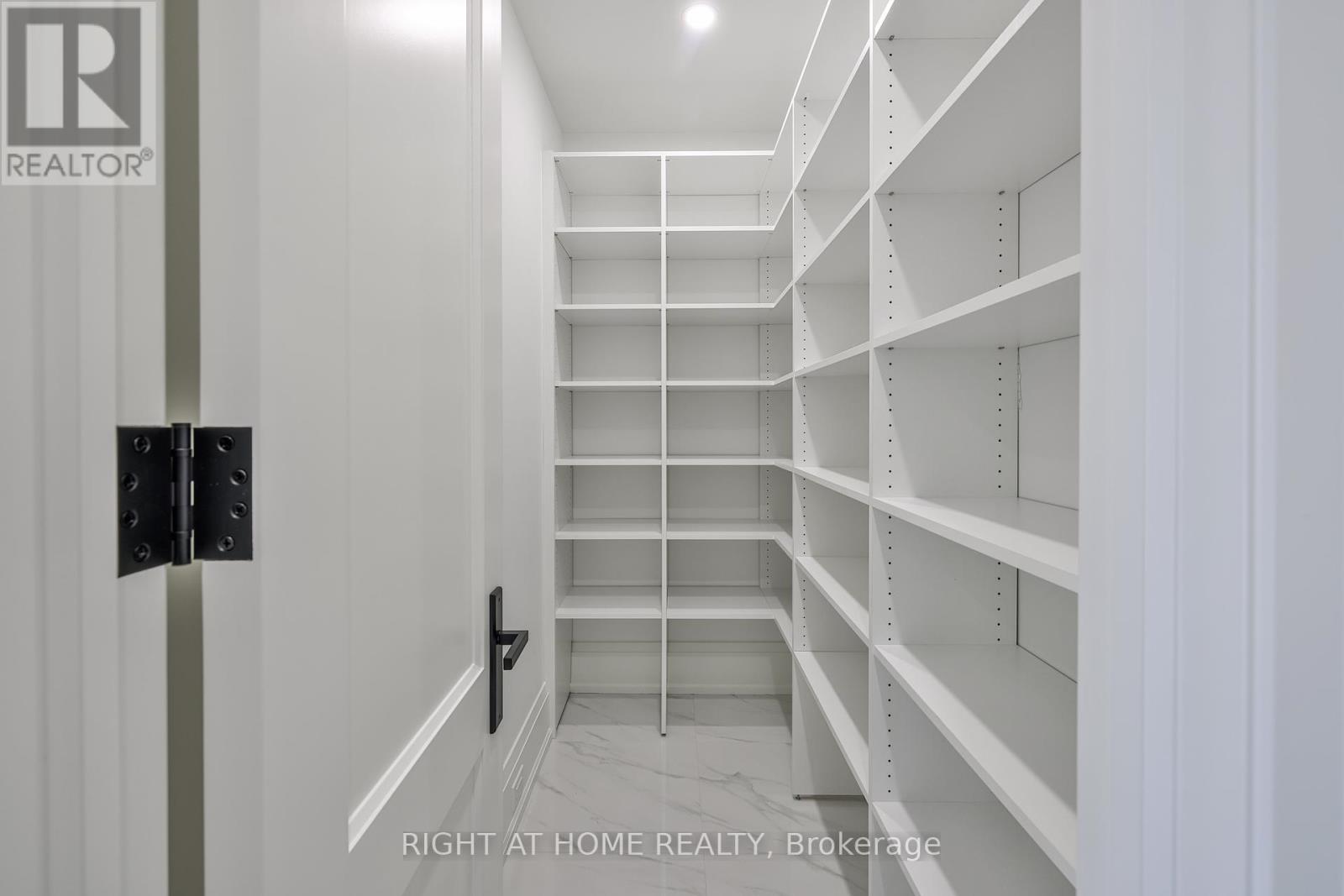 8 Hughson Drive, Markham, Ontario  L3R 2T4 - Photo 17 - N12041508