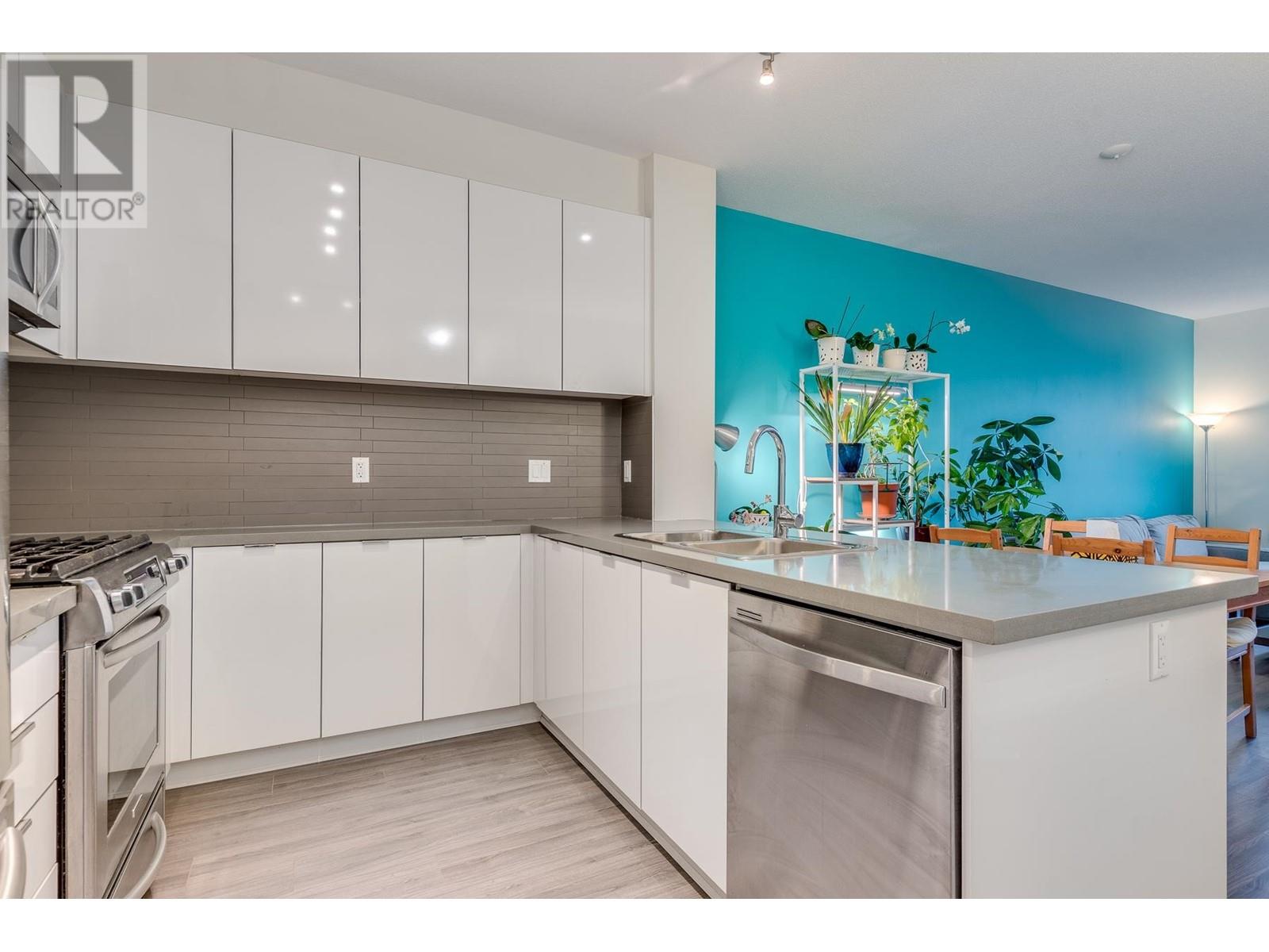 413 3107 Windsor Gate, Coquitlam, British Columbia  V3B 0L1 - Photo 3 - R2981730