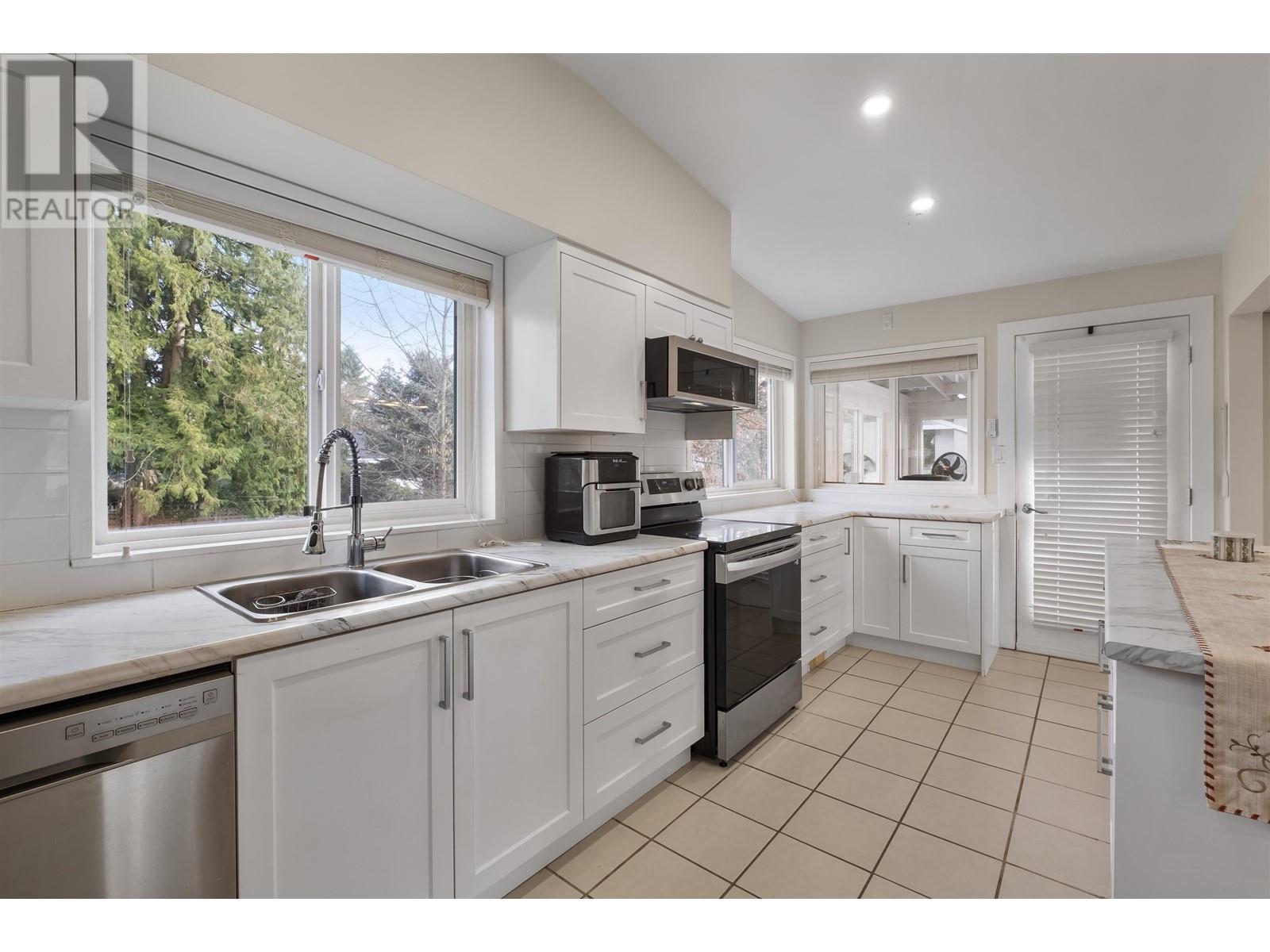 12042 York Street, Maple Ridge, British Columbia  V2X 5R9 - Photo 5 - R2982152