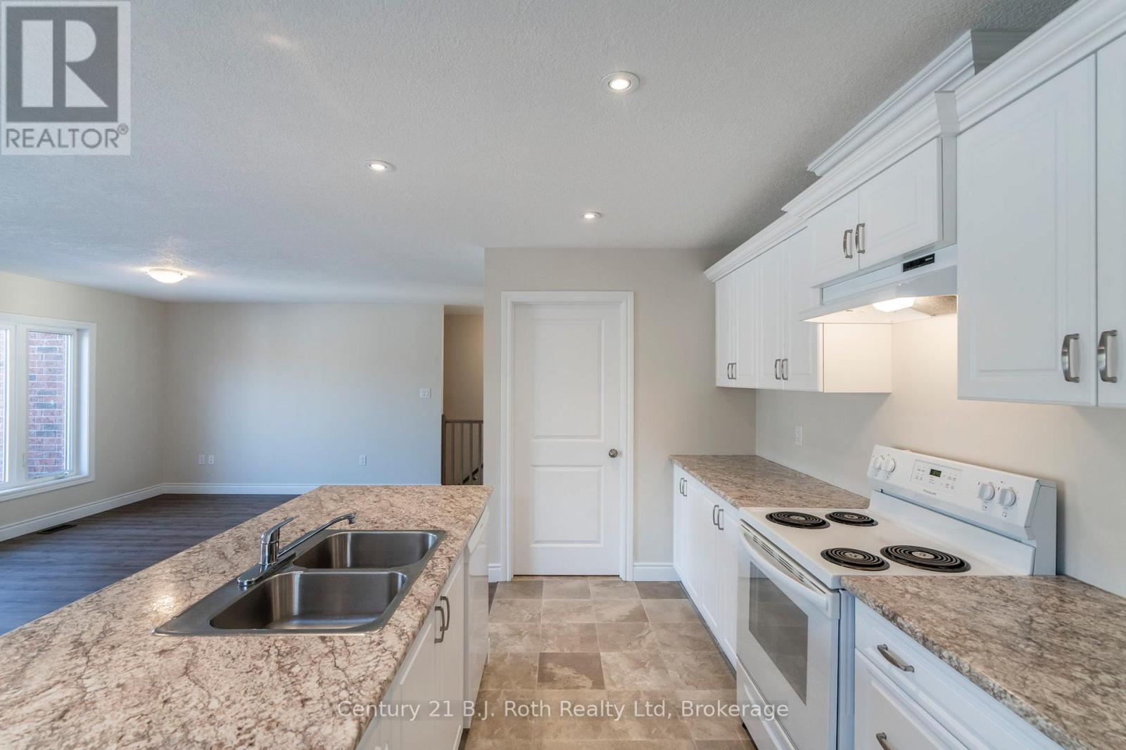 52 Hunter Avenue, Tay, Ontario  L0K 2A0 - Photo 10 - S12041713