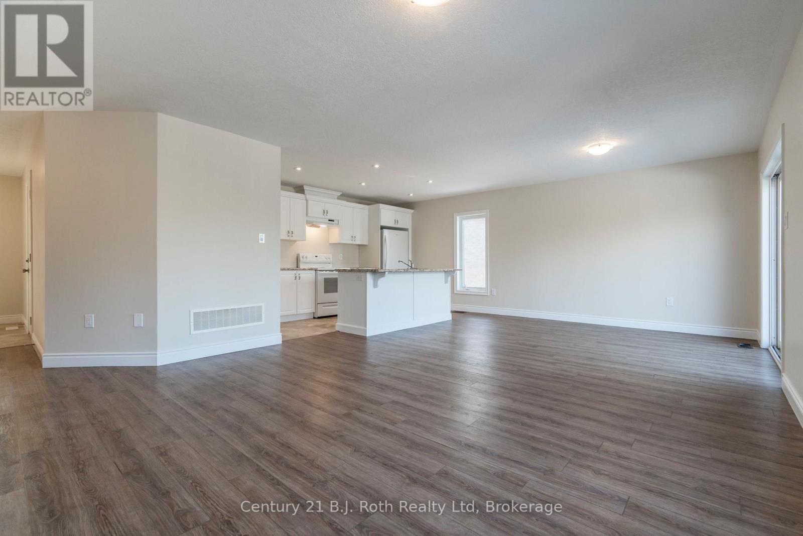 52 Hunter Avenue, Tay, Ontario  L0K 2A0 - Photo 13 - S12041713