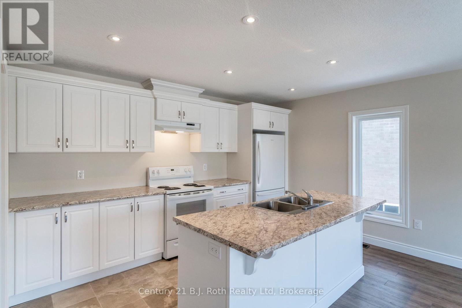 52 Hunter Avenue, Tay, Ontario  L0K 2A0 - Photo 6 - S12041713