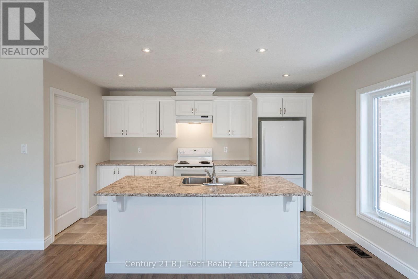 52 Hunter Avenue, Tay, Ontario  L0K 2A0 - Photo 7 - S12041713