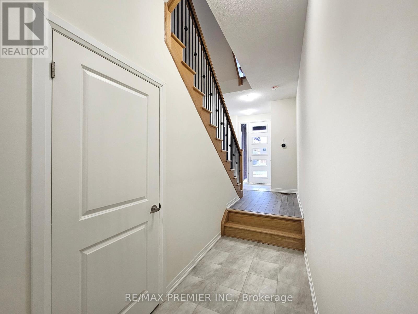 Property at 142 TURNBERRY LANE image 3
