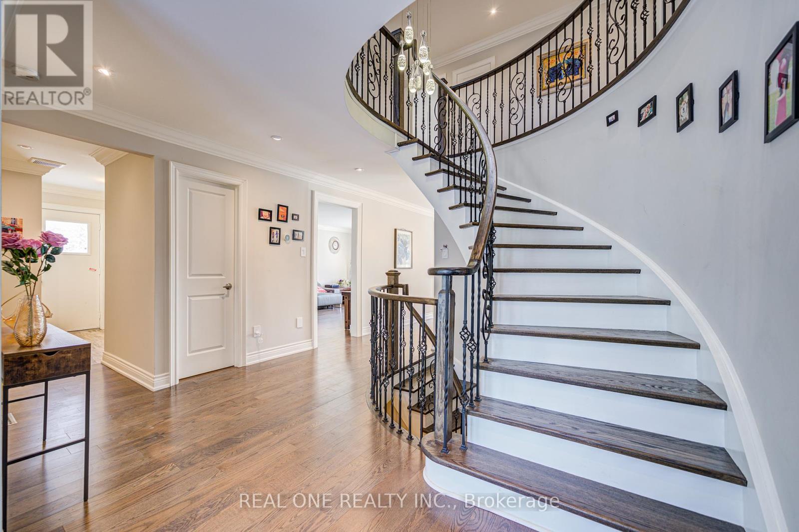 Property at 160 CAMBRIDGE COURT image 2
