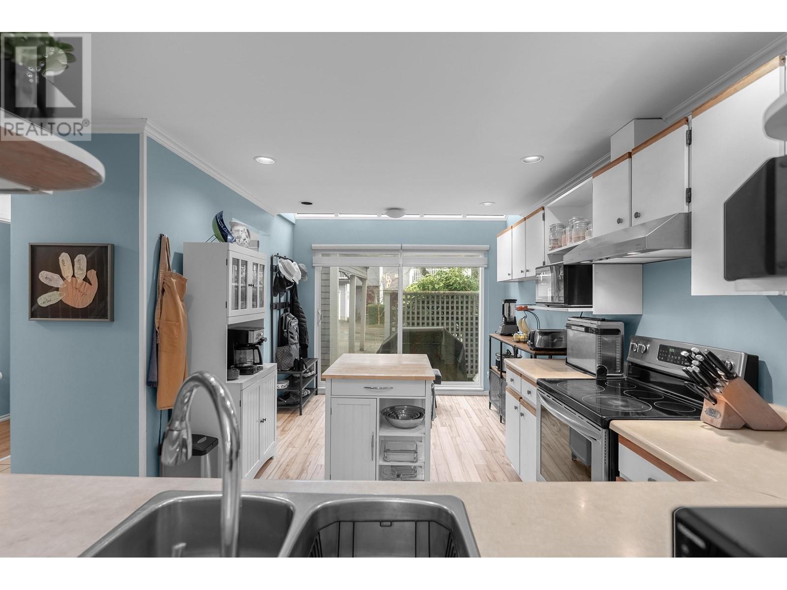 8157 Forest Grove Drive, Burnaby, British Columbia  V5A 4H5 - Photo 10 - R2981619