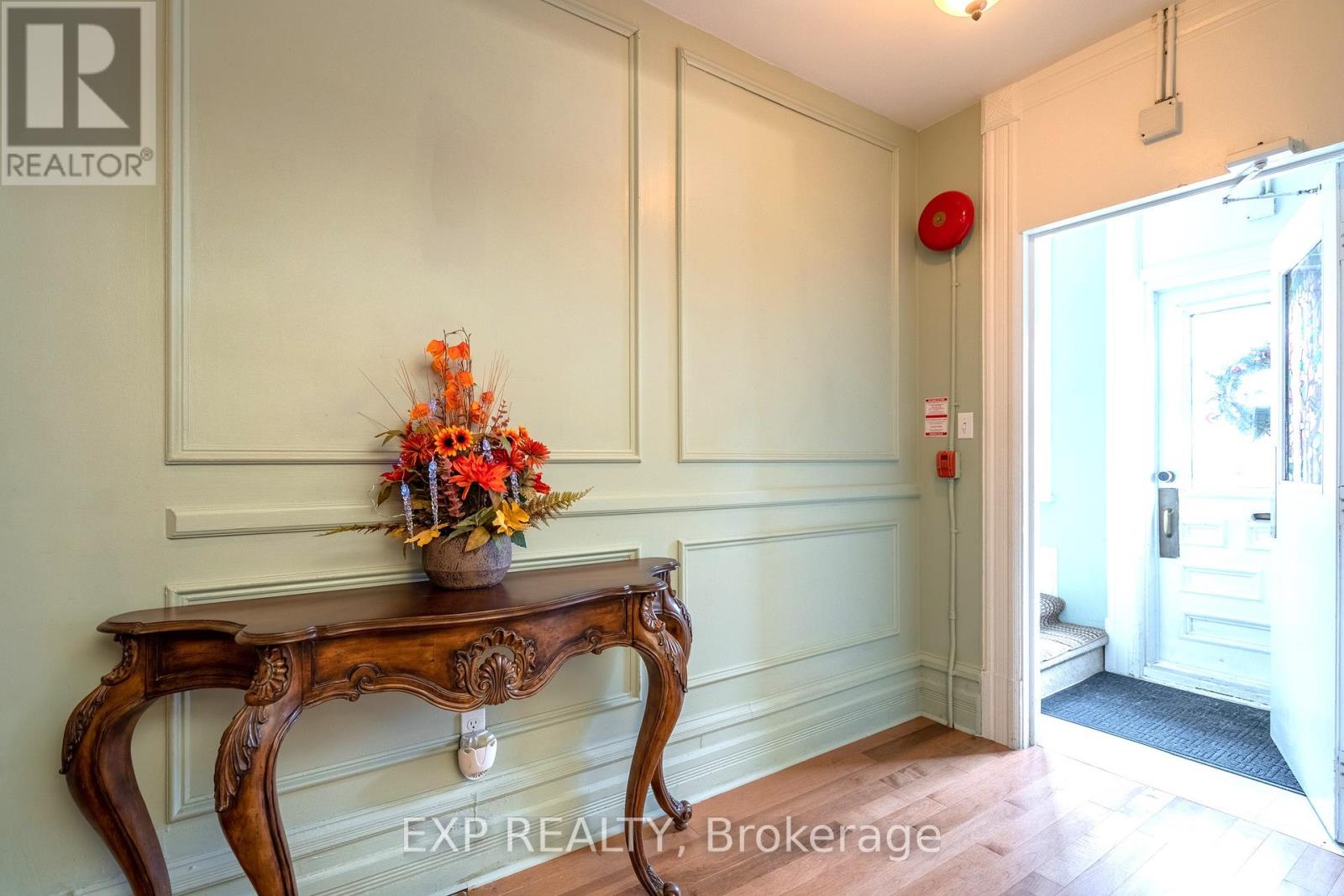 431 Gilmour Street, Ottawa, Ontario  K2P 0R5 - Photo 2 - X12041803