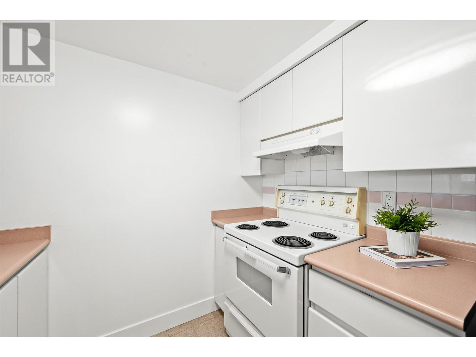 907 9623 Manchester Drive, Burnaby, British Columbia  V3N 4Y8 - Photo 5 - R2982217