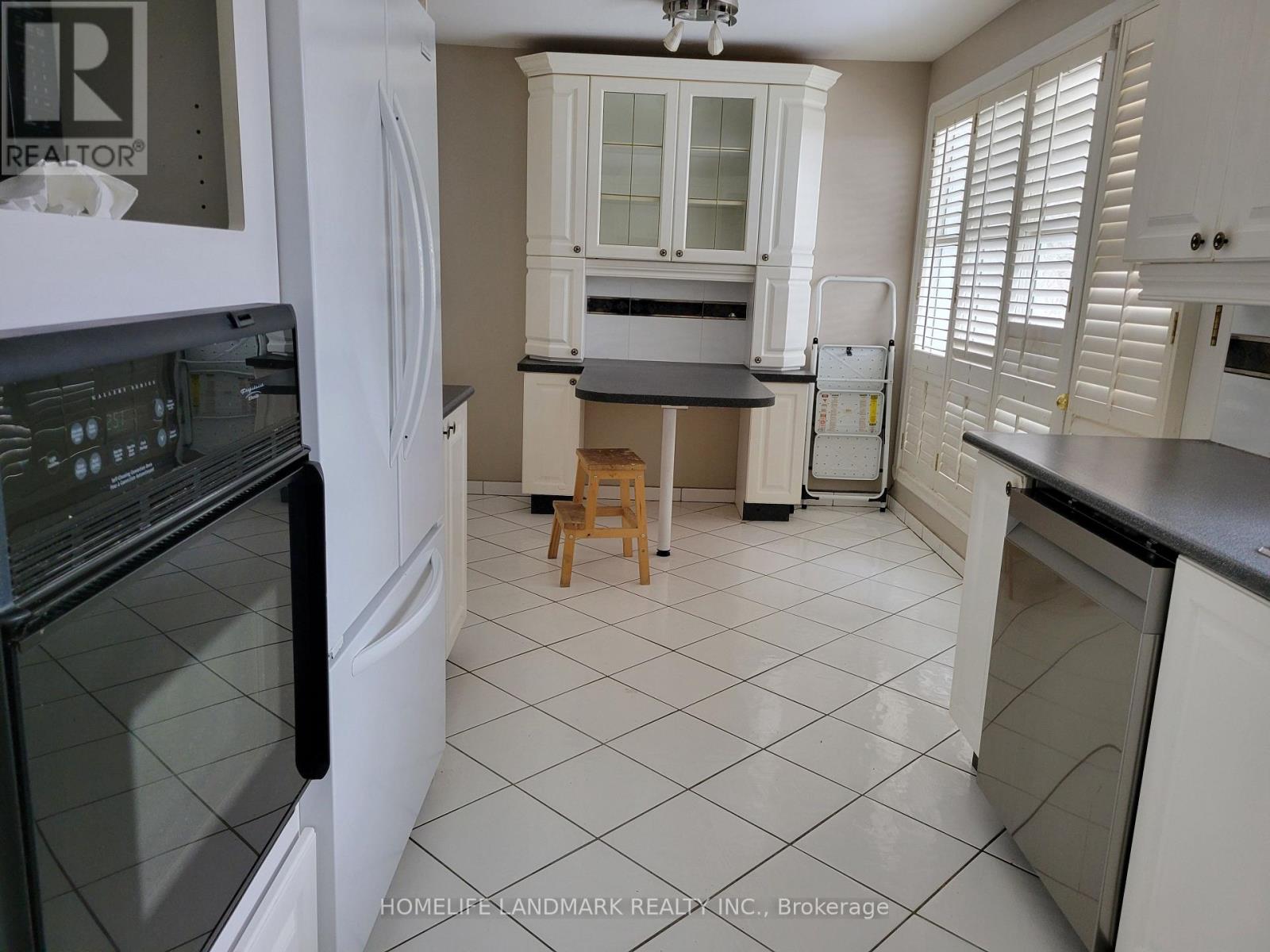 42 Saintfield Avenue, Toronto, Ontario  M3C 2M6 - Photo 4 - C11995007