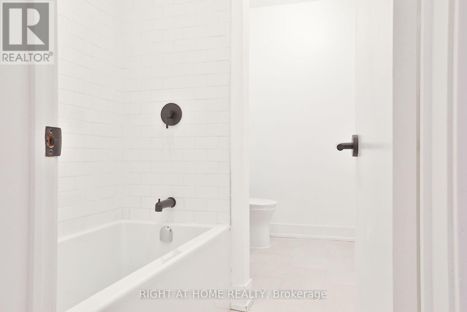 2f - 556 College Street, Toronto, Ontario  M6G 1B1 - Photo 3 - C12042079
