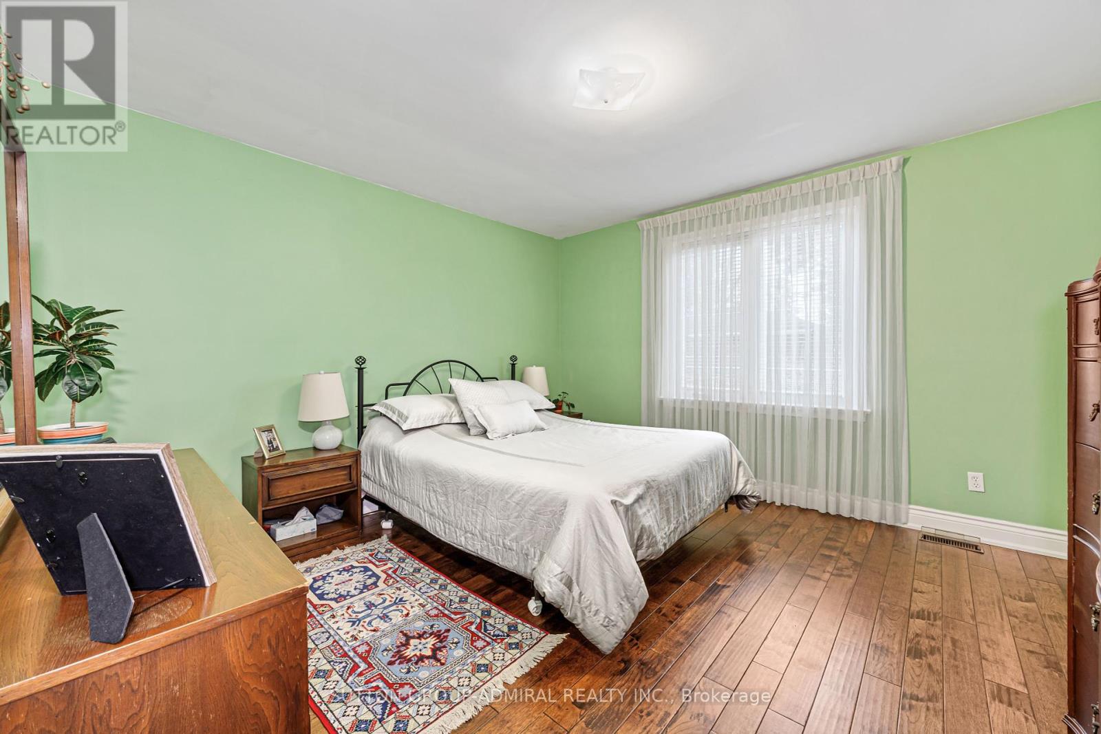 11 Velma Drive, Toronto (Stonegate-Queensway), Ontario  M8Z 2N2 - Photo 12 - W12042133