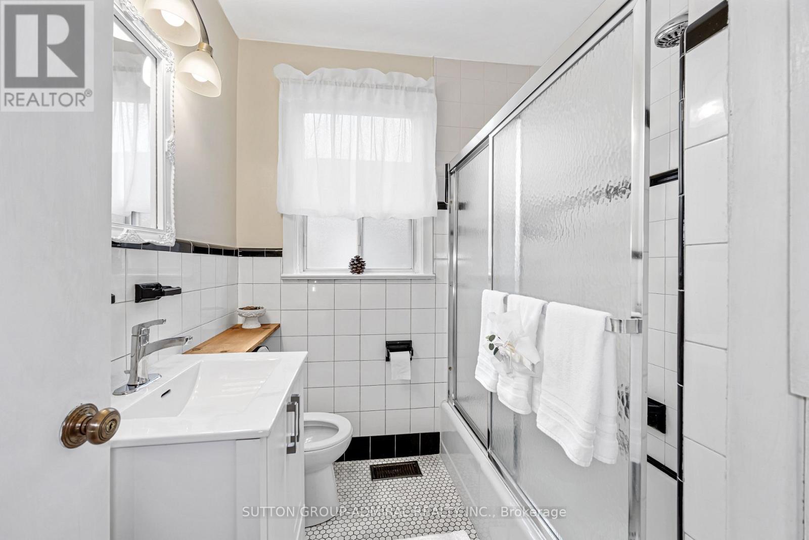 11 Velma Drive, Toronto (Stonegate-Queensway), Ontario  M8Z 2N2 - Photo 16 - W12042133