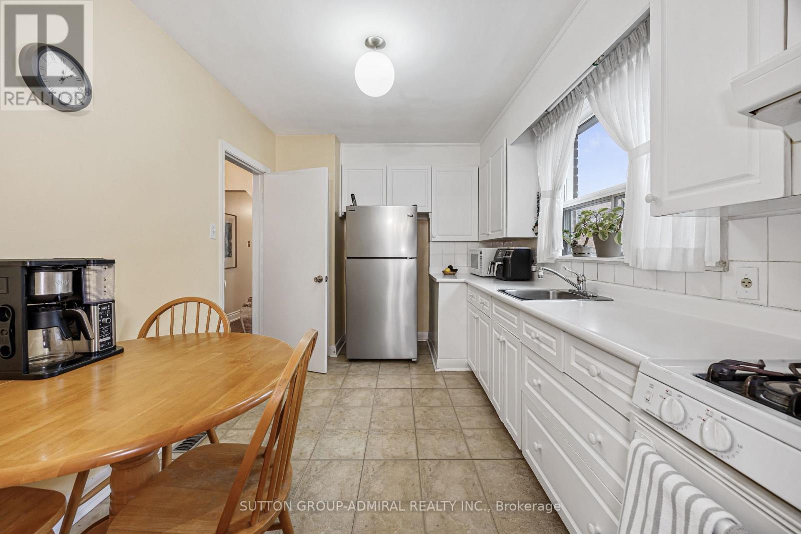 11 Velma Drive, Toronto (Stonegate-Queensway), Ontario  M8Z 2N2 - Photo 8 - W12042133