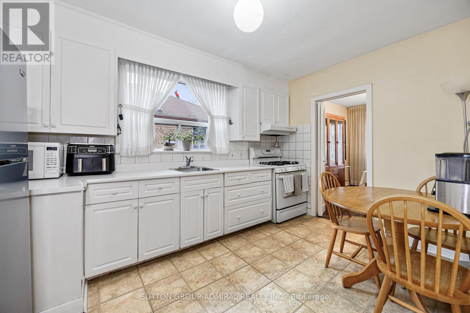 11 Velma Drive, Toronto (Stonegate-Queensway), Ontario  M8Z 2N2 - Photo 9 - W12042133