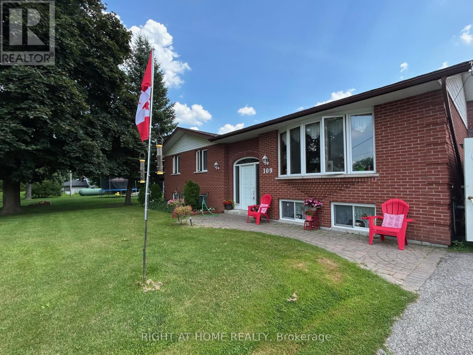 76 King Street, Kawartha Lakes (Woodville), Ontario  K0M 2T0 - Photo 1 - X12042303