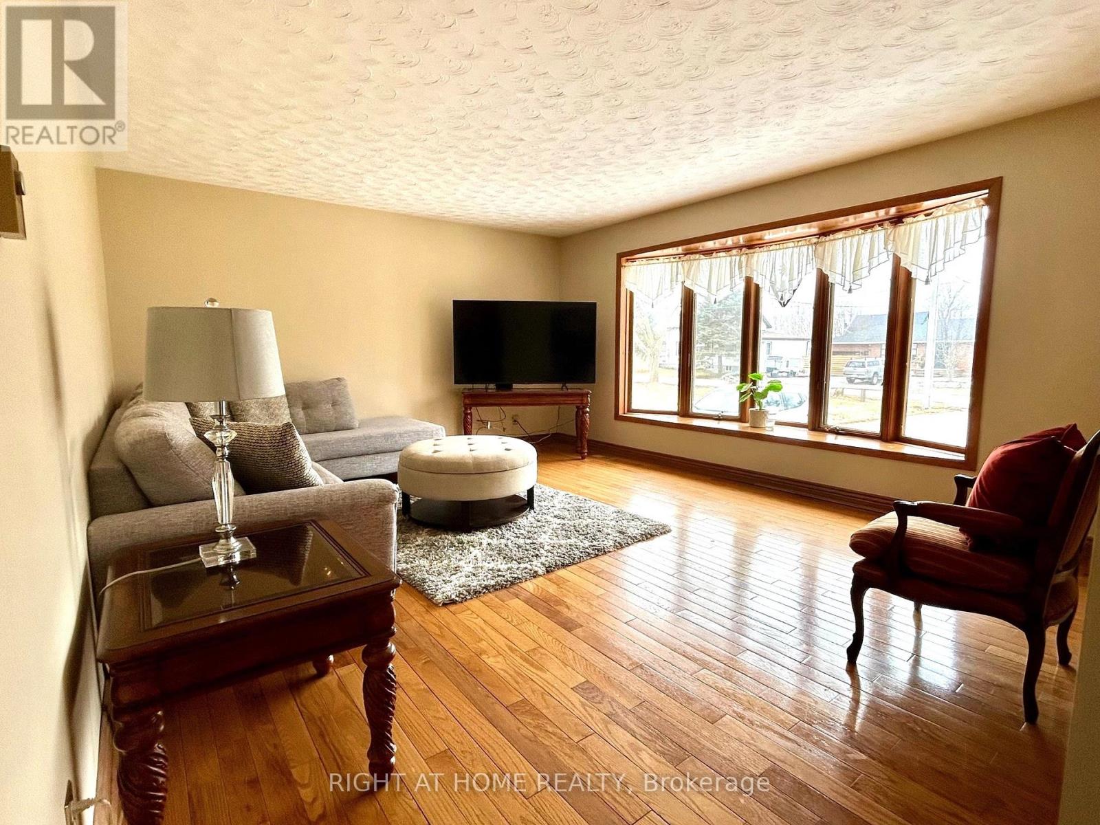 76 King Street, Kawartha Lakes (Woodville), Ontario  K0M 2T0 - Photo 3 - X12042303