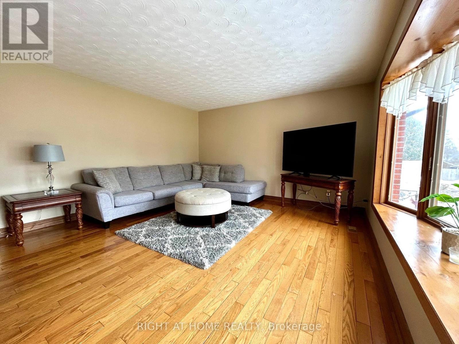 76 King Street, Kawartha Lakes (Woodville), Ontario  K0M 2T0 - Photo 4 - X12042303