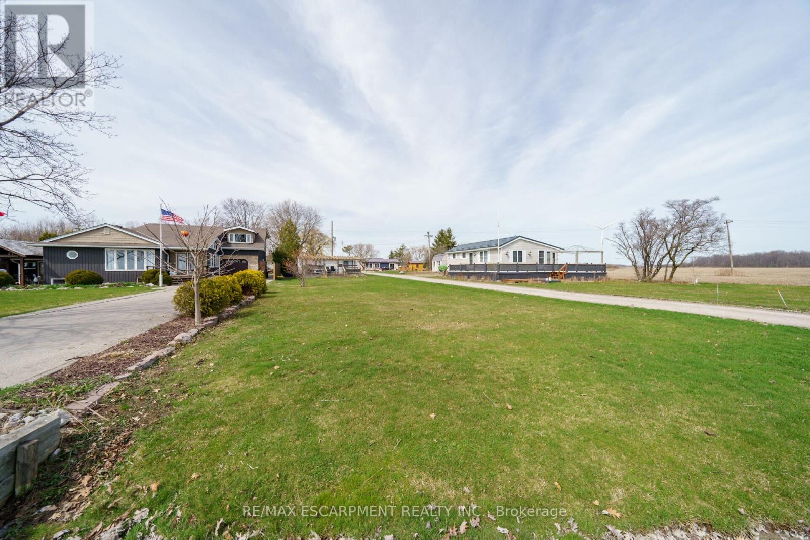 307 Lakeshore Road, Haldimand, Ontario  N0A 1P0 - Photo 3 - X12042341