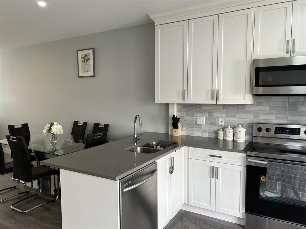 Property at 4 2530 JANZEN STREET image 4