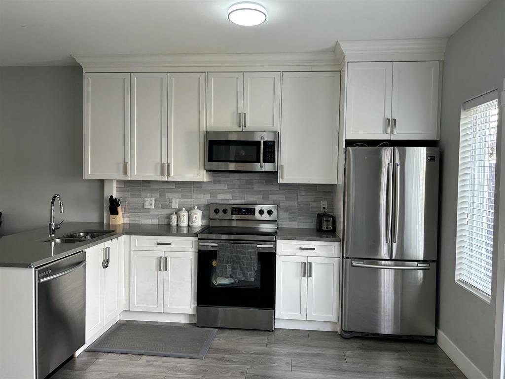 Property at 4 2530 JANZEN STREET image 3
