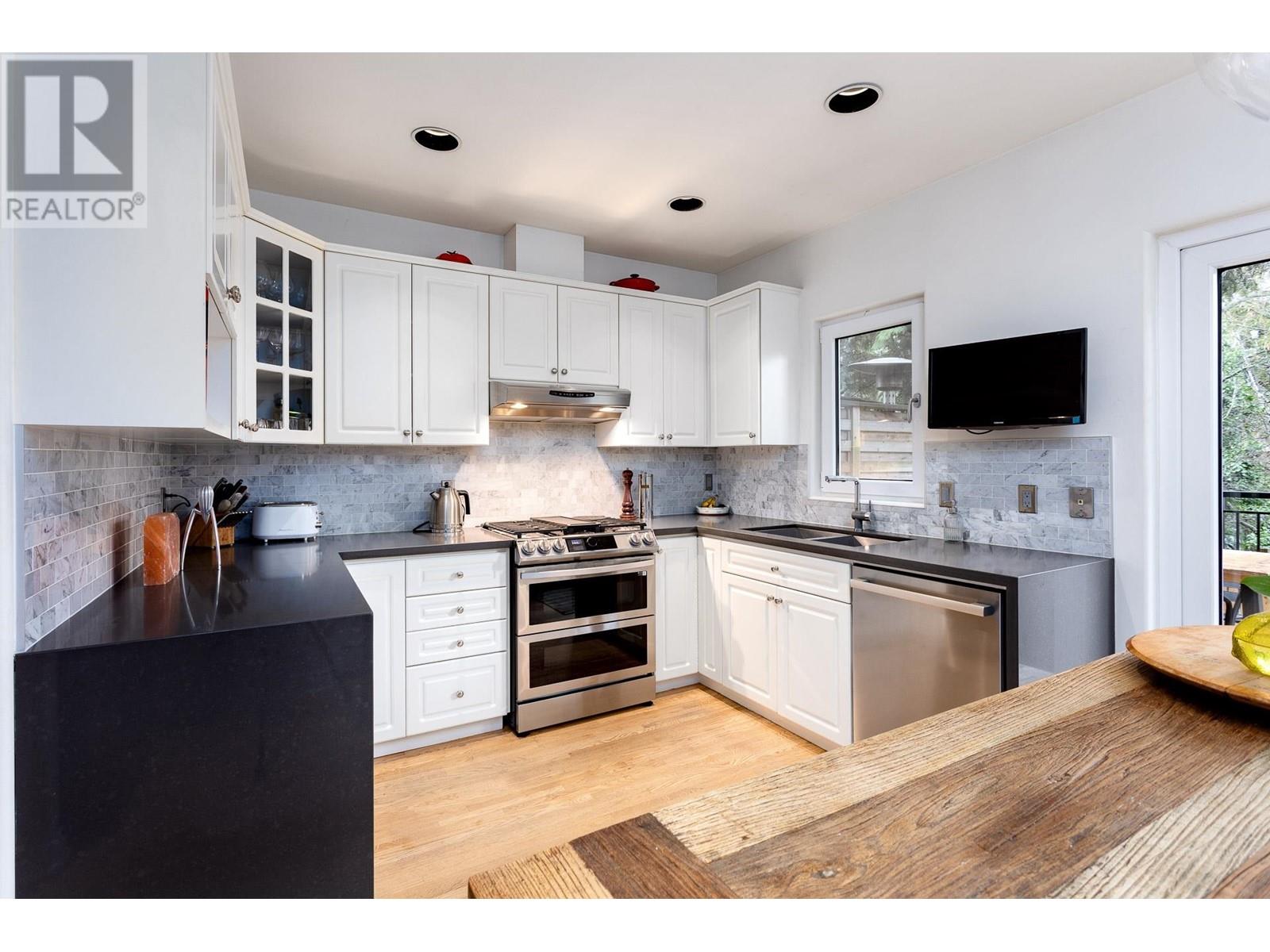 1959 Charles Street, Vancouver, British Columbia  V5L 2V1 - Photo 12 - R2981623
