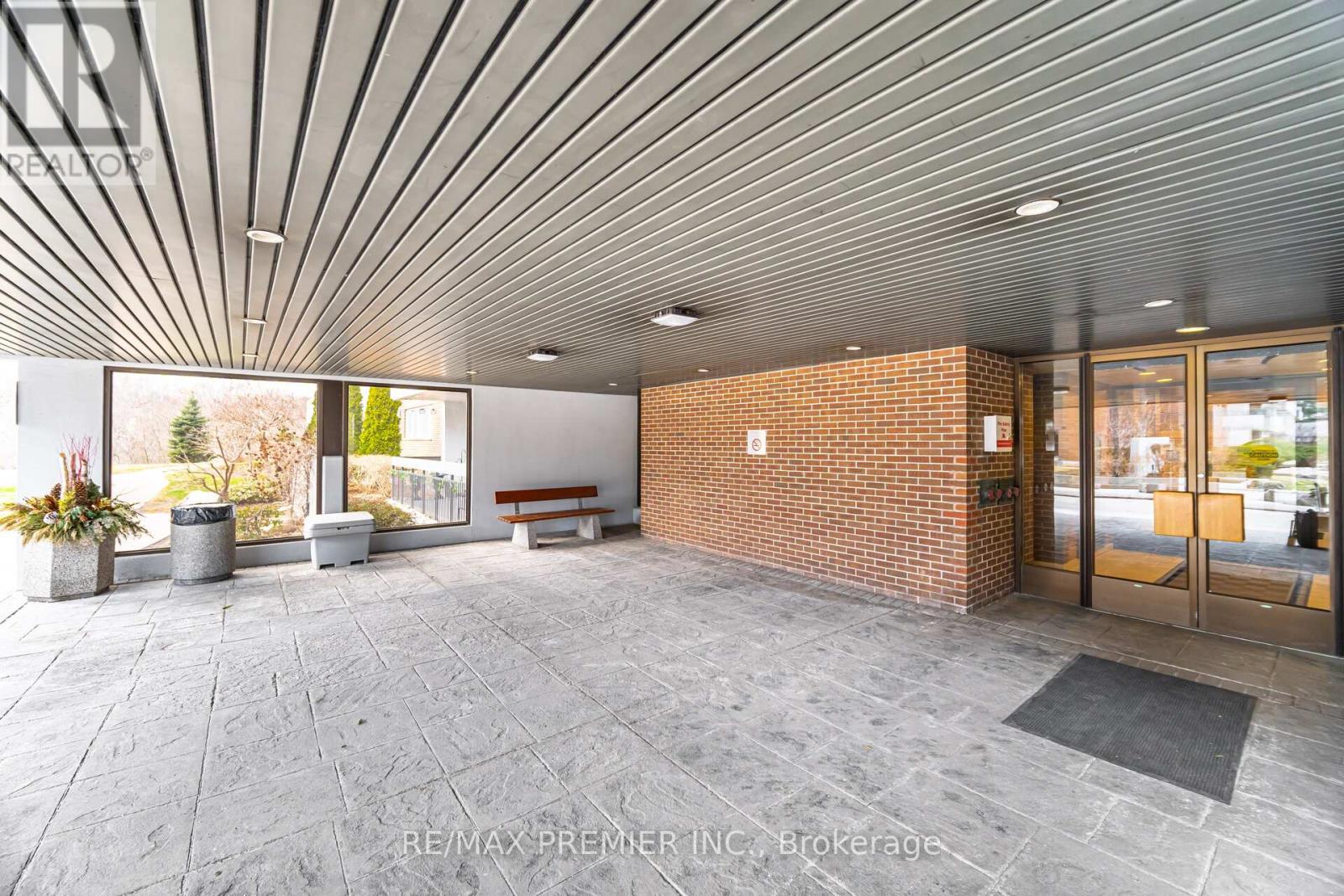 Property at 1905 - 270 SCARLETT ROAD image 3