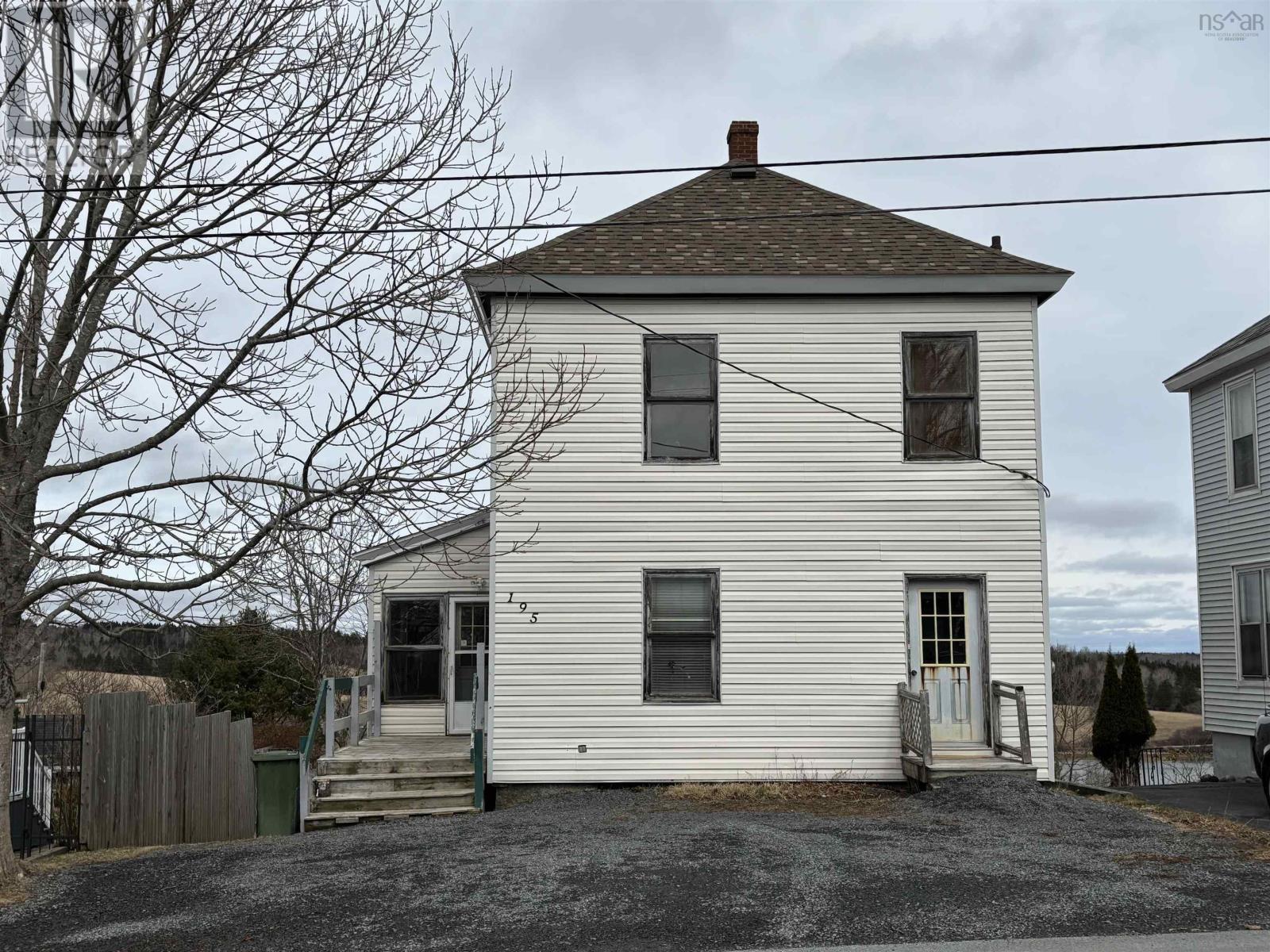 195 Lawrence Street, Lunenburg, Nova Scotia  B0J 2C0 - Photo 2 - 202505855