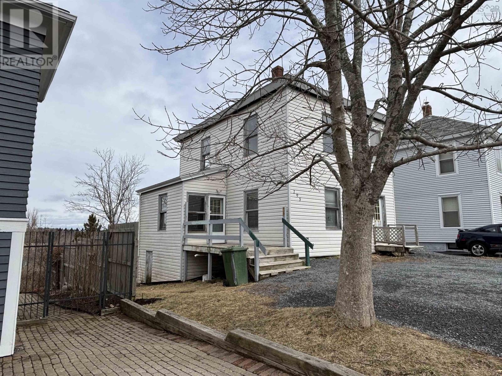 195 Lawrence Street, Lunenburg, Nova Scotia  B0J 2C0 - Photo 3 - 202505855