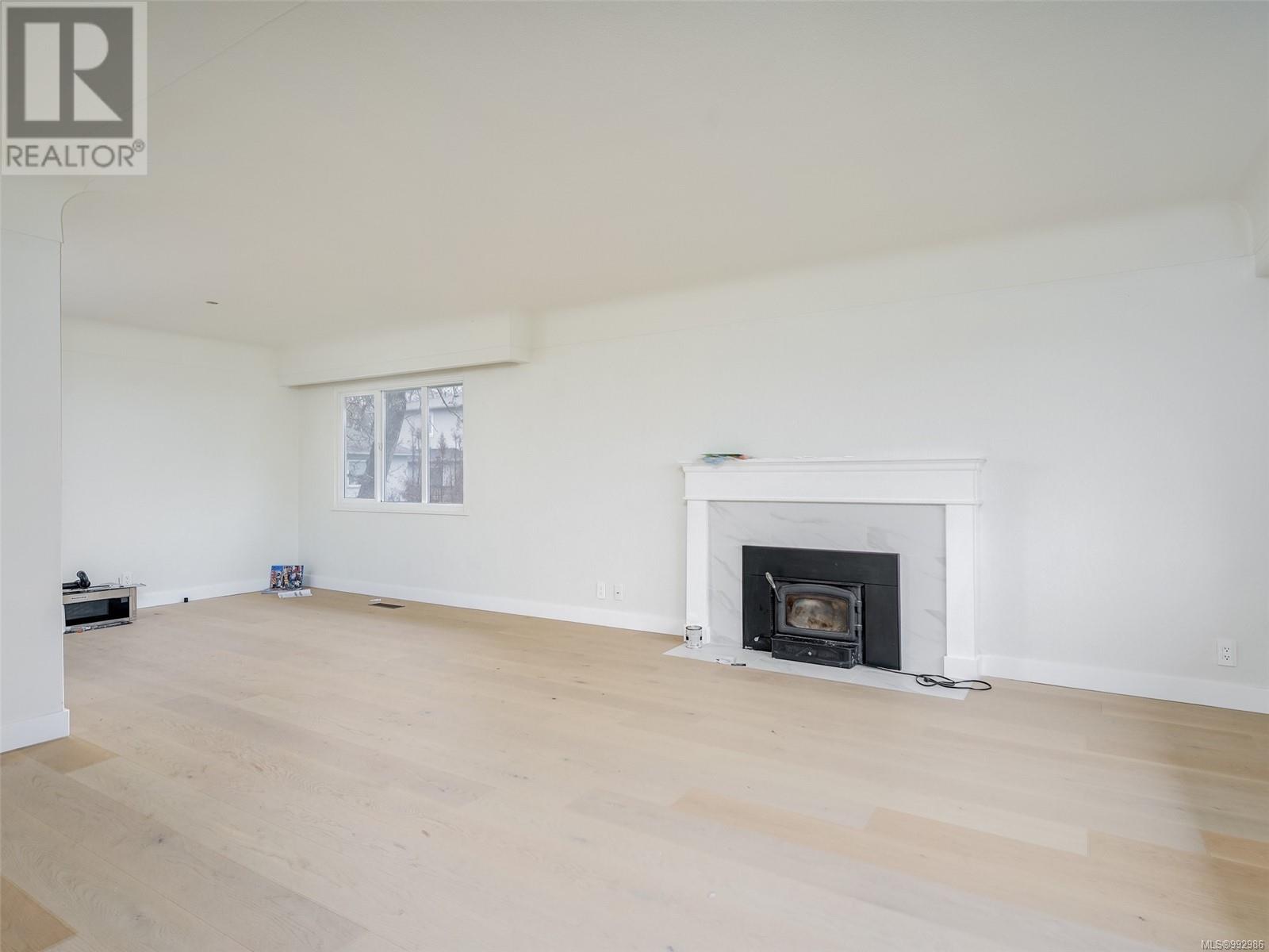 Property at 824 Monterey Ave image 5