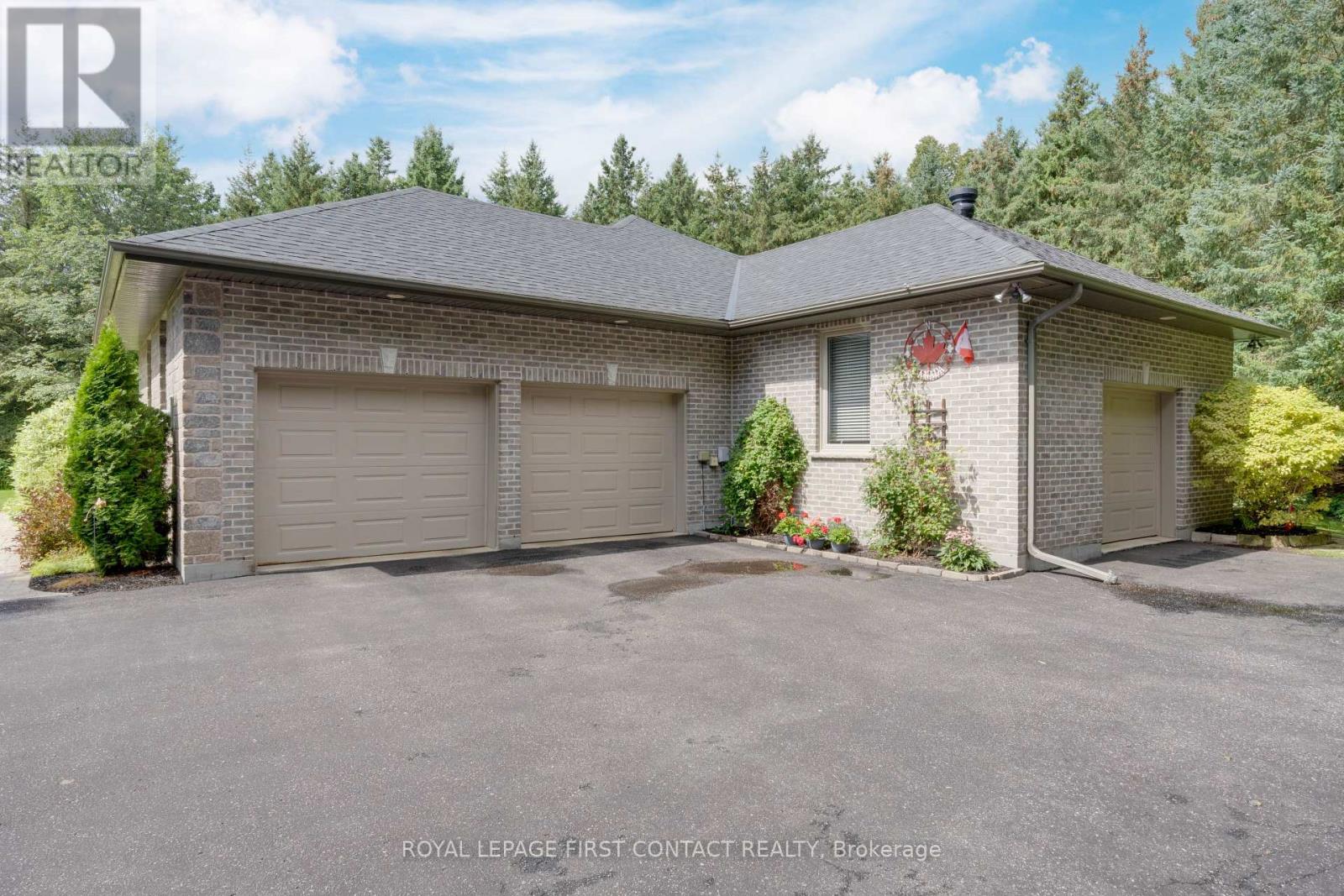 Property at 10 RED OAK CRESCENT image 4