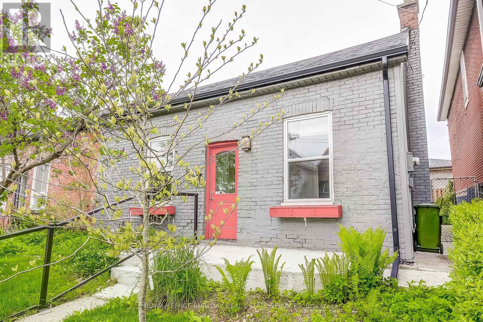 Property at 185 SIMCOE STREET E image 2