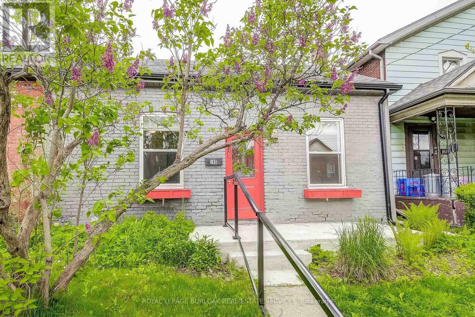 Property at 185 SIMCOE STREET E image 3