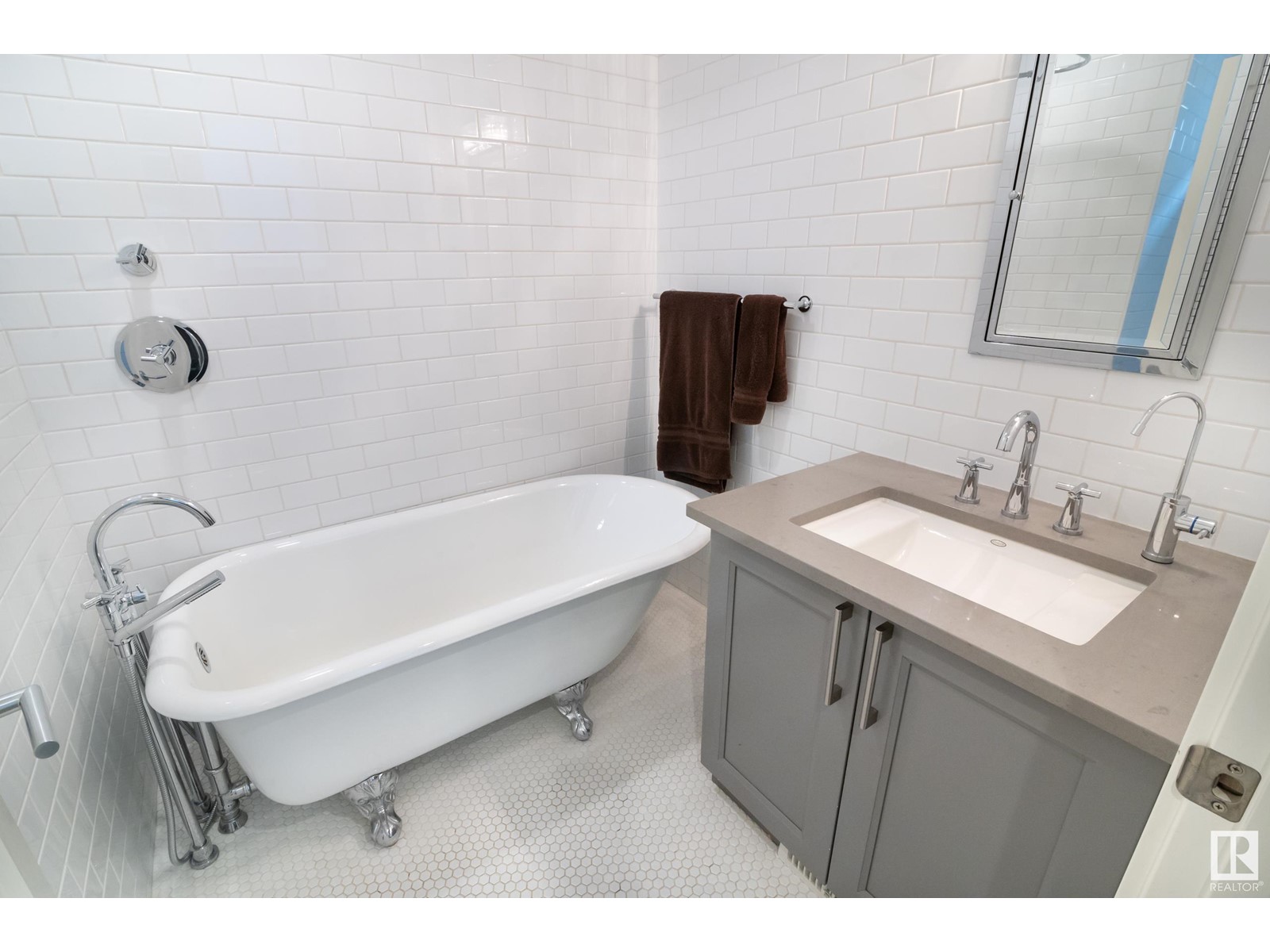 Property at 9629 84 AV NW image 1
