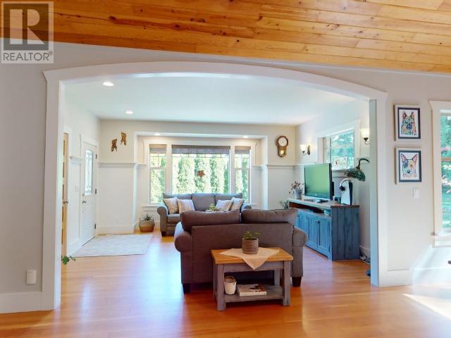 Property at 7111 BAKER STREET image 4