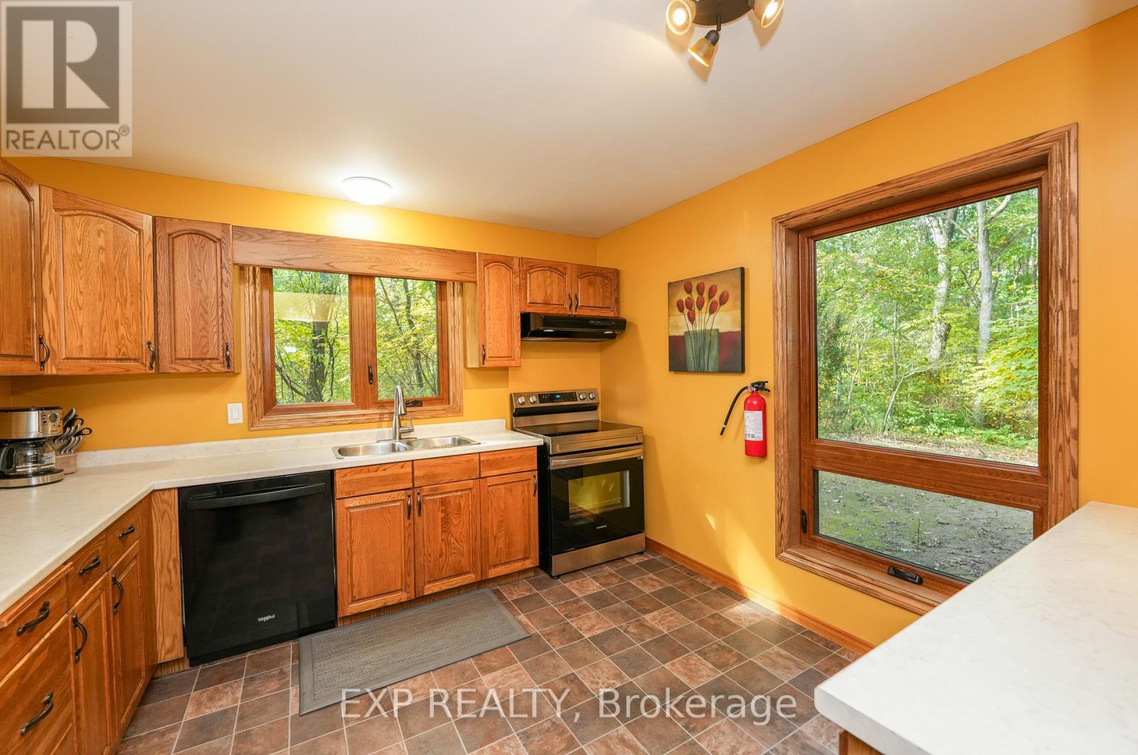 10207 Pinetree Drive, Lambton Shores, Ontario  N0M 1T0 - Photo 17 - X12043060