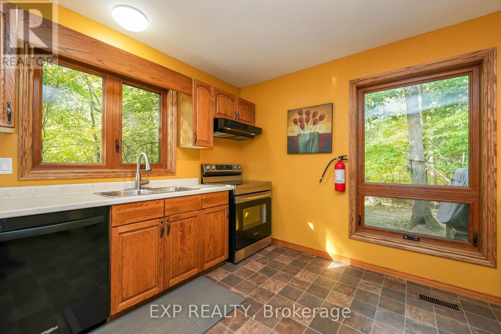 10207 Pinetree Drive, Lambton Shores, Ontario  N0M 1T0 - Photo 18 - X12043060
