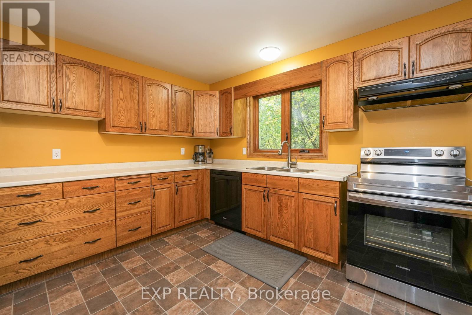 10207 Pinetree Drive, Lambton Shores, Ontario  N0M 1T0 - Photo 19 - X12043060