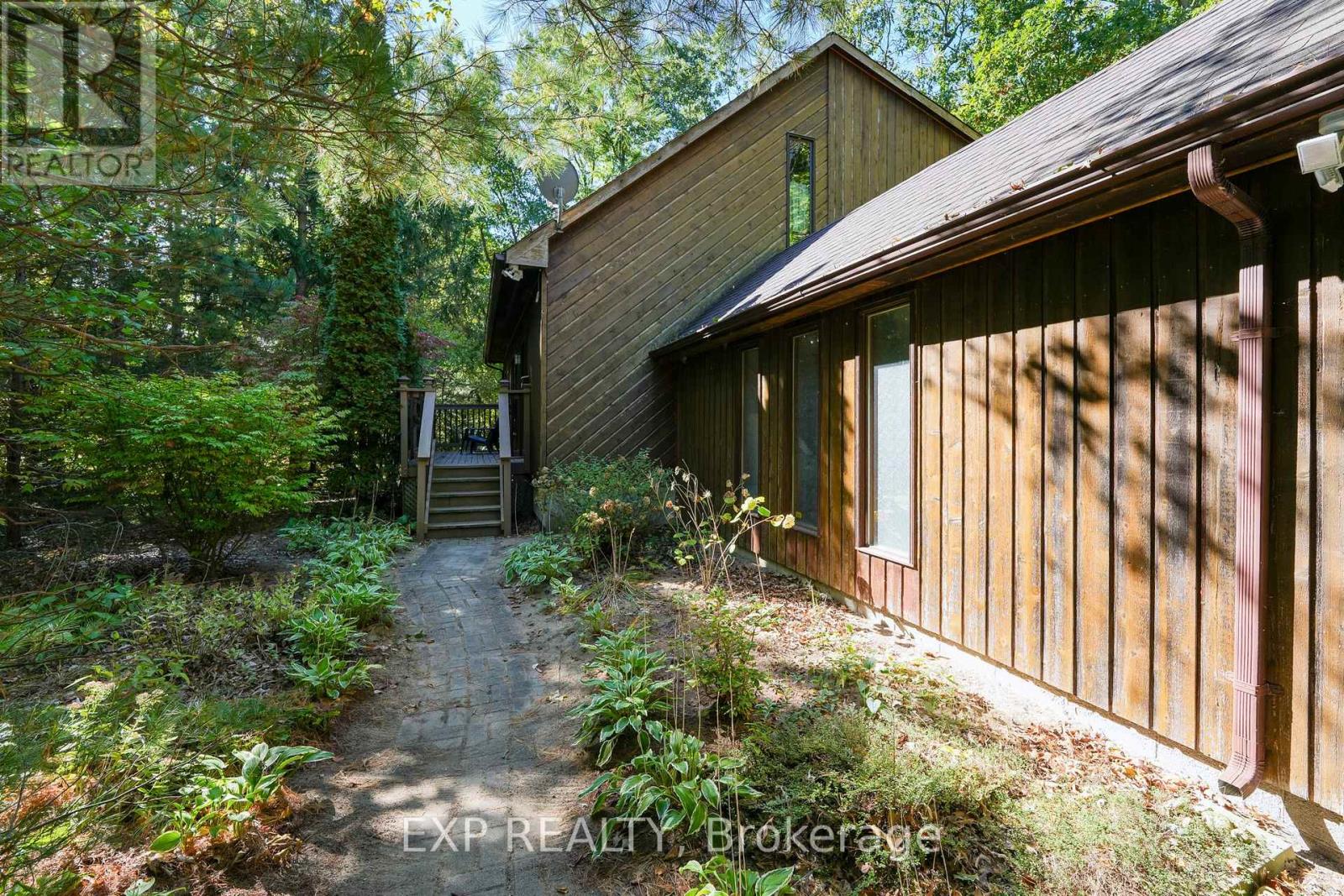 10207 Pinetree Drive, Lambton Shores, Ontario  N0M 1T0 - Photo 2 - X12043060