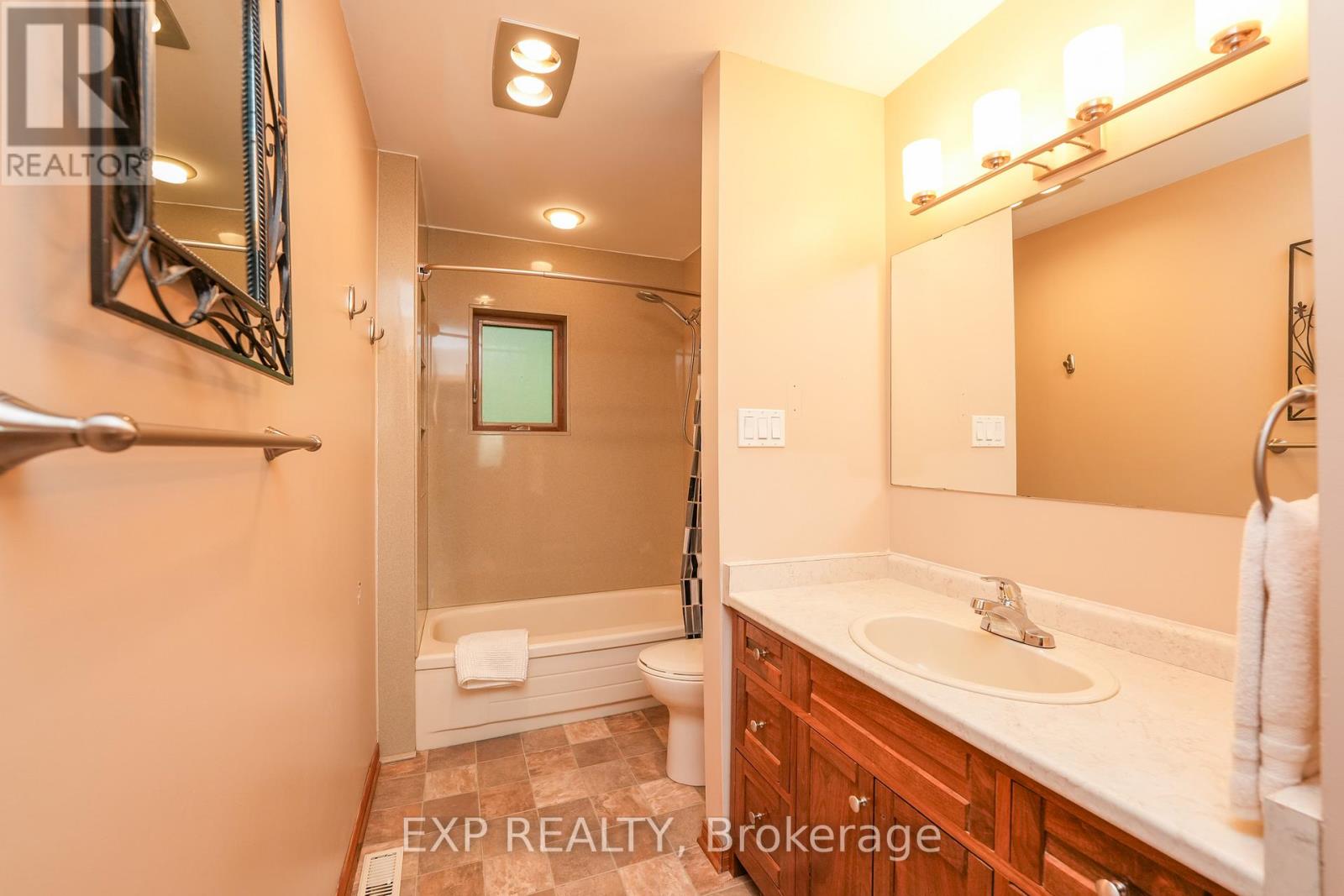 10207 Pinetree Drive, Lambton Shores, Ontario  N0M 1T0 - Photo 29 - X12043060
