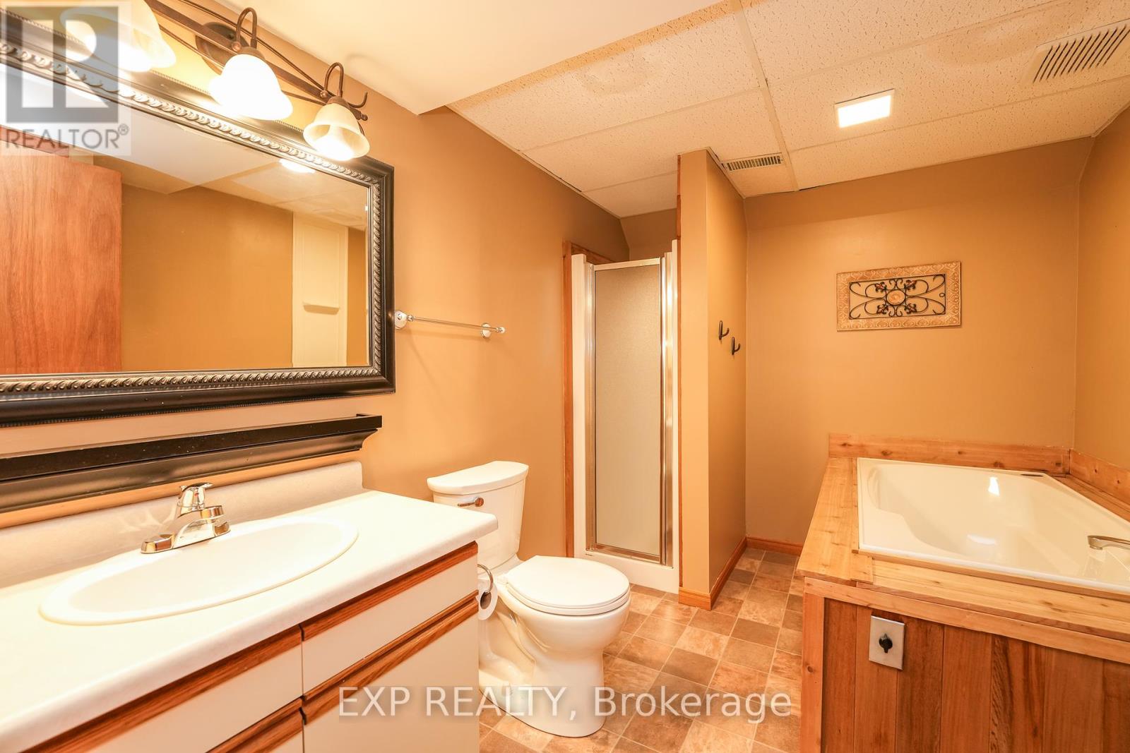 10207 Pinetree Drive, Lambton Shores, Ontario  N0M 1T0 - Photo 37 - X12043060