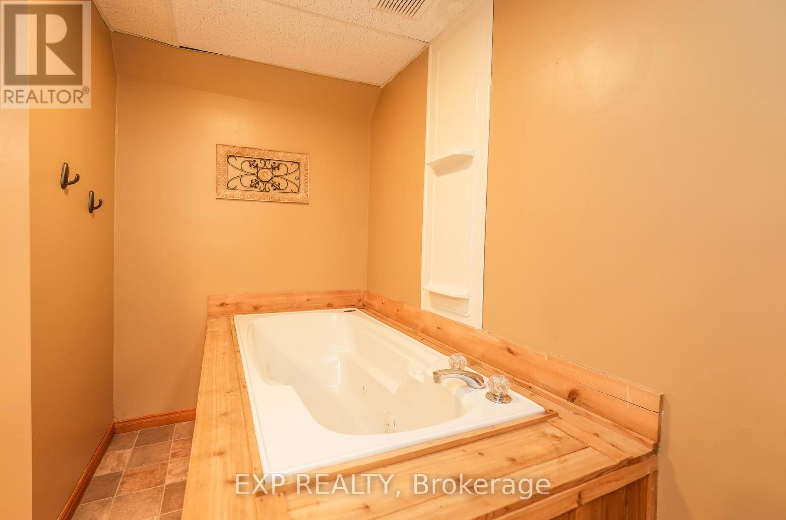 10207 Pinetree Drive, Lambton Shores, Ontario  N0M 1T0 - Photo 38 - X12043060