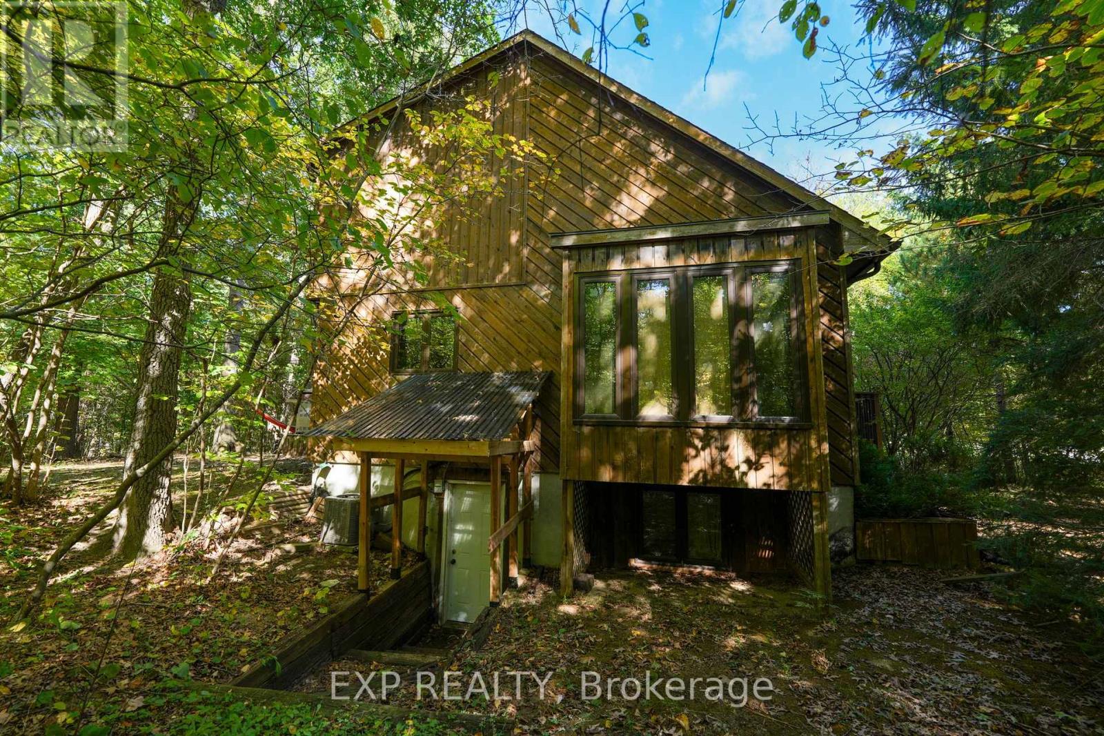 10207 Pinetree Drive, Lambton Shores, Ontario  N0M 1T0 - Photo 4 - X12043060